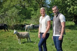 Online NLS BARLEY VEST, 100% OFÄRGAD ULL — Västar