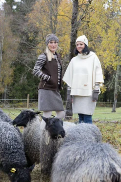 New NLS HUMLA PONCHO, 100% OFÄRGAD ULL — Koftor & Cardigans